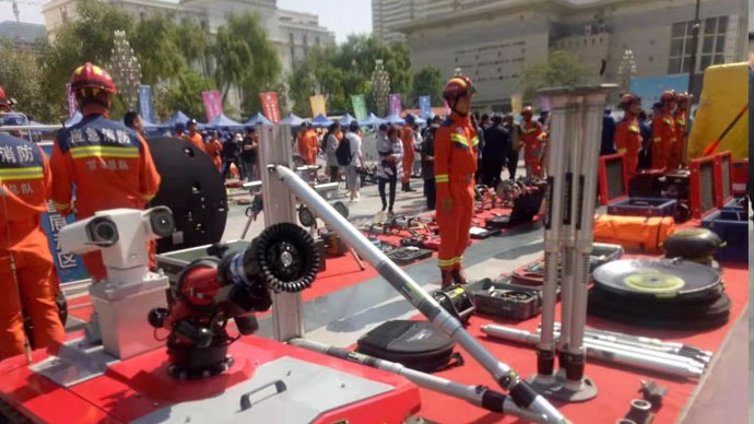 我公司技術(shù)人員在蘭州市消防特勤大隊為消防官兵現(xiàn)場顯示、培訓(xùn)我公司所供設(shè)備